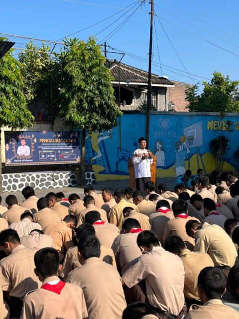Kegiatan siswa SMA Negeri 8 Surakarta di lingkungan sekolah